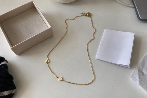 Collier Personnalisé avec Initiale Latérale — photo d'un client 7